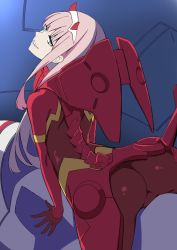 Rule 34 | 10s, 1girl, arched back, ass, blue eyes, bodysuit, c.c. (cc c2), cockpit, commentary request, darling in the franxx, from behind, grin, hairband, highres, horns, legs apart, long hair, looking at viewer, looking back, open mouth, pilot suit, pink hair, red bodysuit, shiny clothes, skin tight, smile, solo, standing, straddling, teeth, white hairband, zero two (darling in the franxx)