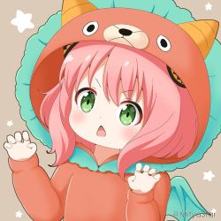 Rule 34 | anya (spy x family), blush, brown background, child, claw pose, commentary request, cosplay, fake horns, fake wings, green eyes, green wings, hair between eyes, hands up, hood, hood up, horns, kigurumi, long sleeves, mitya, open mouth, pink hair, puffy long sleeves, puffy sleeves, simple background, spy x family, star (symbol), starry background, twitter username, upper body, v-shaped eyebrows, wings