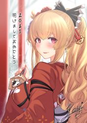 Rule 34 | 1girl, 2021, akano yomi, black bow, blonde hair, blush, bow, breasts, flower, granblue fantasy, hair bow, hair flower, hair ornament, highres, japanese clothes, kimono, large breasts, looking at viewer, looking back, new year, ponytail, red eyes, red kimono, signature, smile, solo, translation request, upper body, vira (granblue fantasy)