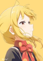 Rule 34 | 1girl, aayh, ahoge, black shirt, blonde hair, bocchi the rock!, bow, closed mouth, commentary request, half-closed eyes, ijichi nijika, long hair, red bow, red eyes, shirt, side ponytail, sidelocks, signature, simple background, smile, solo, upper body, yellow background
