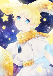 Rule 34 | 1boy, absurdres, baggy clothes, blonde hair, blue eyes, bright pupils, fate/grand order, fate/requiem, fate (series), floating, floating object, glowing, highres, ichigomeichan, looking to the side, male focus, parted bangs, robe, scarf, short sleeves, sky, smile, solo, space, star (sky), star (symbol), starry background, starry sky, upper body, voyager (fate), voyager (first ascension) (fate), yellow scarf
