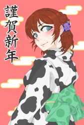 Rule 34 | 1girl, animal print, aqua eyes, artist name, artist request, blue eyes, blush, bow, breasts, brown hair, check translation, commentary request, cow print, emma verde, female focus, flower, flower hair ornament, freckles, from behind, green bow, hair between eyes, hair flower, hair ornament, highres, japanese clothes, kimono, long sleeves, looking at viewer, looking back, love live!, love live! nijigasaki high school idol club, medium breasts, obi, parted lips, pink background, polka dot, polka dot bow, purple flower, red hair, sash, short hair, sideboob, smile, solo, translated, translation request, upper body, white kimono, wide sleeves