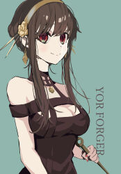 Rule 34 | 1girl, absurdres, bare shoulders, black dress, black hair, breasts, character name, cleavage, closed mouth, dagger, dress, earrings, english text, gold earrings, gold hairband, green background, hairband, highres, holding, holding weapon, jewelry, knife, large breasts, looking at viewer, pinityan, red eyes, short hair with long locks, simple background, smile, solo, spy x family, stiletto (weapon), upper body, weapon, yor briar