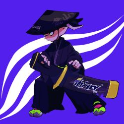 Rule 34 | 1boy, black hakama, black haori, black hat, closed mouth, commentary, decavitator (splatoon), full body, green eyes, hakama, hat, holding, holding sword, holding weapon, imaikuy0, inkling, inkling (language), inkling boy, inkling player character, japanese clothes, looking ahead, male focus, nintendo, print headwear, purple background, rice hat, shoes, simple background, solo, splatoon (series), splatoon 3, sword, two-tone background, weapon, white background