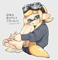 Rule 34 | 1girl, aqua eyes, barefoot, black jacket, black shorts, blonde hair, commentary request, daidaiika, dated, full body, goggles, goggles on head, grey background, grin, inkling, inkling girl, inkling player character, jacket, knees up, long hair, long sleeves, looking at viewer, nintendo, parted lips, pointy ears, short shorts, shorts, simple background, sitting, smile, soles, solo, splatoon (series), teeth, toes, translation request