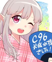 Rule 34 | 1girl, ;d, commentary request, elf, elu (nijisanji), grey hair, hair between eyes, hair down, hand fan, highres, holding, holding fan, japanese clothes, kimono, long hair, nijisanji, one eye closed, open mouth, paper fan, pink kimono, plaid kimono, pointy ears, red eyes, round teeth, smile, solo, teeth, translation request, uchiwa, upper body, upper teeth only, virtual youtuber, yamase