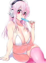 Rule 34 | 1girl, bikini, breasts, cleavage, commentary request, curvy, food, headphones, large breasts, long hair, looking at viewer, navel, nitroplus, onsoku inu, pink hair, pink thighhighs, popsicle, red eyes, simple background, sitting, solo, super sonico, swimsuit, thick thighs, thighhighs, thighs, white background, white bikini