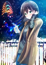 Rule 34 | 1girl, :3, black hair, blue sky, blush, brown coat, coat, cup, ferris wheel, green eyes, hand up, highres, holding, holding cup, jewelry, long hair, necklace, night, night sky, original, outdoors, railing, ribbed sweater, sky, snow, solo, standing, steam, sweater, tsuyunominaduki