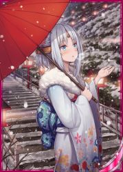 Rule 34 | 1girl, akkijin, blue eyes, floral print, flower, hair flower, hair ornament, holding, holding umbrella, japanese clothes, kimono, lamp, looking to the side, official art, oil-paper umbrella, oracle (shinkai no valkyrie), shinkai no valkyrie, silver hair, snow, snowflakes, snowing, stairs, tiara, tree, umbrella