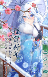 Rule 34 | 1girl, absurdres, ahoge, black gloves, blue bow, blue eyes, blue kimono, bow, cherry blossoms, commentary request, cowboy shot, feather coat, floral print, furina (genshin impact), genshin impact, gloves, highres, holding, holding umbrella, japanese clothes, kimono, looking at viewer, nekozuki nanaka, no headwear, outdoors, parted lips, railing, short hair, snowing, solo, standing, translation request, umbrella, white hair