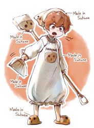 Rule 34 | 1other, androgynous, apron, broom, commentary request, dustpan, english text, full body, hair between eyes, hemo (hemoroda), holding, holding broom, holding dustpan, japanese clothes, kappougi, katano sukune, len&#039;en, long hair, long sleeves, open mouth, red eyes, short hair, slippers, solo, standing, v-shaped eyebrows, white apron