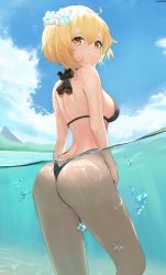 1girl ass back bikini black_bikini blonde_hair blue_sky blush breasts butt_crack closed_mouth day flower from_behind fuenyuan genshin_impact hair_between_eyes hair_flower hair_ornament halterneck highres in_water looking_at_viewer looking_back lumine_(genshin_impact) medium_breasts outdoors partially_submerged partially_underwater_shot short_hair sky smile solo standing swimsuit underwater water wet white_flower yellow_eyes