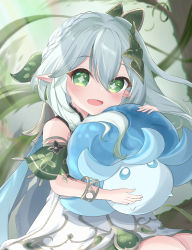 Rule 34 | 1girl, absurdres, cape, child, creature, cross-shaped pupils, dress, fungi (genshin impact), genshin impact, green cape, green eyes, hair ornament, highres, holding, holding creature, kosame no yui, leaf hair ornament, looking at viewer, nahida (genshin impact), pointy ears, side ponytail, smile, solo, symbol-shaped pupils, white dress, white hair