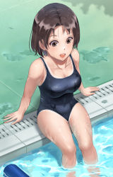 Rule 34 | 1girl, absurdres, arm support, breasts, brown eyes, covered navel, highres, lane line, large breasts, original, poolside, school swimsuit, short hair, smile, soaking feet, solo, summer, swimsuit, taka (wdnm8757), teeth, upper teeth only, wet, wide-eyed