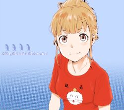 Rule 34 | 1girl, bird, blonde hair, blue background, breasts, brown eyes, closed mouth, clothes writing, commentary, english text, hair bun, halftone, halftone background, highres, light blush, looking at viewer, medium breasts, miyake hinata, penguin, red shirt, shirt, short hair, short sleeves, single hair bun, smile, solo, sora yori mo tooi basho, t-shirt, tamaoki benkyou, translation request, upper body