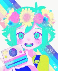 Rule 34 | 1boy, basil (headspace) (omori), basil (omori), blue overalls, blush, camera, flower, green eyes, green hair, green shirt, head wreath, highres, holding, holding camera, looking at viewer, omori, open mouth, overalls, ow12714, shirt, short hair, smile, solo, teeth, upper teeth only