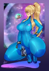 1girl absurdres blonde_hair blue_eyes breasts covered_navel curvy ear_piercing female_focus full_body gun hand_on_own_hip heart highres jamoart large_breasts legs_apart long_hair looking_at_viewer metroid metroid_(creature) nintendo piercing ponytail samus_aran skin_tight solo squatting thick_thighs thighs weapon zero_suit