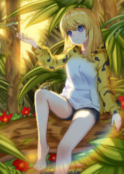Rule 34 | 1girl, animal, barefoot, black shorts, blonde hair, blue eyes, blurry, blurry foreground, day, depth of field, flower, gecko, hand up, hood, hood down, hoodie, knee up, lens flare, long hair, nature, oguri (pixiv25574366), original, outdoors, red flower, short shorts, shorts, sitting, smile, solo, sunlight, tree, white hoodie, yellow hoodie