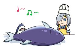 Rule 34 | 1girl, beamed eighth notes, blue eyes, chef hat, commentary request, fish, grey sailor collar, hair ornament, hair over one eye, hairclip, hama! (3toshinhmkz), hamakaze (kancolle), hat, kantai collection, musical note, no nose, quarter note, sailor collar, school uniform, serafuku, short hair, silver hair, simple background, solo, stuffed animal, stuffed shark, stuffed toy, toque blanche, tuna, white background