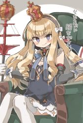 Rule 34 | 1girl, azur lane, bad id, bad twitter id, blonde hair, blue eyes, blush, chair, couch, crown, cup, curly hair, detached sleeves, fang, flat chest, gloves, hair ribbon, headband, highres, long hair, looking at viewer, murakami meishi, queen elizabeth (azur lane), ribbon, simple background, sitting, smile, solo, staff, teacup, thighhighs, translation request, white thighhighs