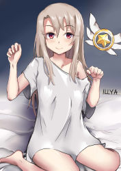 Rule 34 | 1girl, absurdres, barefoot, bed sheet, character name, collarbone, fate/kaleid liner prisma illya, fate (series), hair between eyes, highres, illyasviel von einzbern, long hair, looking at viewer, magical ruby, off shoulder, pear sauce, red eyes, shirt, short sleeves, silver hair, sitting, smile, solo, white shirt