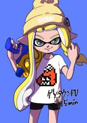 Rule 34 | 1girl, beanie, bike shorts, blonde hair, blue background, commentary request, green eyes, gun, hat, highres, holding, holding gun, holding weapon, inkling, inkling girl, inkling player character, long hair, looking at viewer, nintendo, shirt, simple background, smile, solo, splatoon (series), splatoon 3, splattershot (splatoon), standing, weapon, white shirt, xdies ds, yellow hat