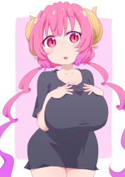 Rule 34 | 1girl, black shirt, blush, breasts, cleavage, cowboy shot, curled horns, dated, gradient hair, hand on own chest, highres, horns, huge breasts, ilulu (maidragon), kobayashi-san chi no maidragon, long hair, looking at viewer, multicolored hair, open mouth, pink hair, pointy ears, purple hair, raised eyebrows, red eyes, samansa ex, shirt, sidelocks, simple background, slit pupils, solo, thighs, twintails, very long hair, wide hips