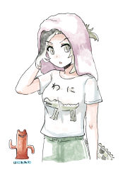 Rule 34 | 1girl, alternate costume, clothes writing, crocodilian tail, grey eyes, kemono friends, looking at viewer, multicolored hair, murakami kou (raye), open mouth, pink towel, saltwater crocodile (kemono friends), shirt, short sleeves, simple background, solo, t-shirt, tail, towel, towel on head, translated, white background