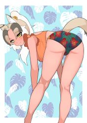 1girl animal_ears bare_arms bare_legs bare_shoulders bent_over bikini brown_hair floral_print_bikini forehead frilled_bikini frills green_bikini highres illu_(illu_stratos) indian_wolf_(kemono_friends) kemono_friends kemono_friends_3 light_brown_hair looking_at_viewer looking_back multicolored_hair official_alternate_costume orange_bikini ponytail sidelocks solo swimsuit tail white_hair wolf_ears wolf_girl wolf_tail yellow_eyes