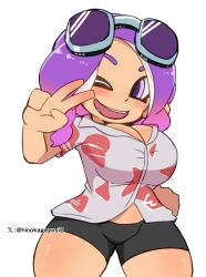 1girl bike_shorts blush breasts cleavage drill_hair eyewear_on_head fangs goggles goggles_on_head gradient_hair grey_shirt hand_on_own_hip large_breasts long_hair looking_at_viewer miyazero multicolored_hair nintendo octoling octoling_girl octoling_player_character octopus_girl one_eye_closed open_mouth pink_hair pointy_ears print_shirt purple_eyes purple_hair shirt short_sleeves smile splatoon_(series) standing suction_cups teeth tentacle_hair two-tone_hair v white_background wide_hips wink