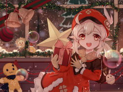 Rule 34 | 1girl, artist name, blonde hair, box, brown gloves, christmas, christmas ornaments, christmas tree, dress, genshin impact, gift, gift box, gloves, hilichurl (genshin impact), holding, holding gift, klee (genshin impact), long sleeves, open mouth, orange eyes, pointy ears, red dress, red headwear, seigaaaa, smile, solo, twintails