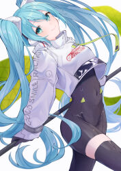 Rule 34 | 1girl, absurdres, aqua eyes, asymmetrical bodysuit, black bodysuit, black gloves, blue hair, bodysuit, boots, closed mouth, commentary request, covered navel, cowboy shot, cropped jacket, flag, flagpole, flame print, gloves, goodsmile racing, green flag, hatsune miku, highres, holding, holding flag, holding pole, jacket, long sleeves, looking at viewer, pole, race queen, racing miku, racing miku (2022), sano (sanonomo), simple background, single leg bodysuit, single thigh boot, single thighhigh, smile, smiley face, solo, standing, text print, thigh boots, thighhighs, twintails, vocaloid, white background, white jacket
