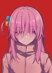 Rule 34 | 1girl, absurdres, blue eyes, bocchi the rock!, closed mouth, cube hair ornament, gotoh hitori, hair ornament, hair over eyes, highres, jacket, long hair, looking at viewer, one side up, pink hair, pink jacket, red background, simple background, smile, solo, toake mikage, track jacket, upper body