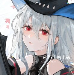 Rule 34 | 1girl, arknights, artist name, black hat, black shirt, commentary request, english text, etiv, hair between eyes, hat, highres, jacket, long hair, looking at viewer, off shoulder, parted lips, red eyes, shirt, simple background, skadi (arknights), sleeveless, sleeveless shirt, solo, teeth, upper body, white background, white hair, witch hat