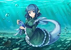 1girl air_bubble azumi_(madogiwa_bocchi_seki) bad_link blue_eyes blue_hair bubble drill_hair drill_sidelocks fins frilled_kimono frills green_kimono head_fins highres holding holding_jar japanese_clothes jar kimono looking_at_viewer mermaid monster_girl short_hair sidelocks solo touhou underwater wakasagihime