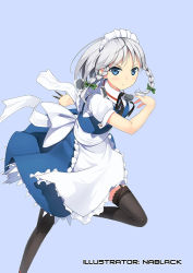Rule 34 | 1girl, between fingers, black thighhighs, blue background, blue eyes, bow, braid, garter straps, green bow, hair bow, holding, holding knife, izayoi sakuya, knife, knives between fingers, kuro-kun (nablack), leg up, long hair, looking at viewer, maid, maid headdress, silver hair, simple background, solo, thighhighs, touhou, twin braids