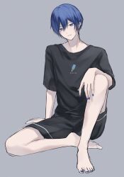 1boy absurdres ame_(harusame) arm_on_knee arm_support black_shirt black_shorts blue_eyes blue_hair blue_nails character_name closed_mouth commentary_request crew_neck dark_blue_hair food grey_background hair_between_eyes highres kaito_(vocaloid) knee_up looking_at_viewer male_focus nail_polish popsicle print_shirt shirt short_hair short_sleeves shorts simple_background sitting solo vocaloid