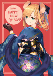 Rule 34 | 1girl, 2020, amagasa yun, animal ears, back bow, beret, black bow, black hat, blonde hair, blue kimono, bow, brown gloves, chinese zodiac, commentary request, fate (series), floral print, flower, fringe trim, gloves, green eyes, grin, hair flower, hair ornament, hair up, hand up, happy new year, hat, heart, highres, japanese clothes, kemonomimi mode, kimono, looking at viewer, looking back, lord el-melloi ii case files, mini hat, mouse ears, new year, obi, print kimono, red background, reines el-melloi archisorte, rose, sash, shawl, smile, solo, tilted headwear, white flower, white rose, year of the rat