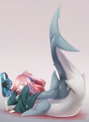 Rule 34 | 1girl, blue ribbon, chainsaw, from behind, full body, gills, grey background, hair over one eye, hair ribbon, highres, japanese clothes, kimono, klew, long sleeves, looking at viewer, mermaid, monster girl, one eye covered, original, pink eyes, pink hair, ponytail, ribbon, sawfish, shark girl, smile, solo, tail raised, taur, wide sleeves