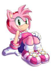Rule 34 | 10s, 1girl, 2016, amy rose, bare shoulders, blush, coolblue, furry, furry female, gloves, green eyes, headband, highres, pink hair, short hair, shorts, signature, simple background, sitting, smile, solo, sonic (series)