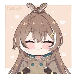 Rule 34 | 1girl, 1other, bag, bandages, blush, brown hair, chibi, cloak, closed eyes, commentary, english commentary, feather hair ornament, feathers, friend (nanashi mumei), gloves, hair ornament, hololive, hololive english, kukie-nyan, long hair, multicolored hair, nanashi mumei, paper bag, ponytail, simple background, smile, streaked hair, twitter username, upper body, virtual youtuber