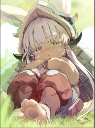 1other :&lt; absurdres animal_ear_fluff barefoot blush body_fur claws closed_mouth colored_eyelashes commentary_request ears_through_headwear fake_horns feet furry helmet highres horned_helmet horns made_in_abyss medium_hair nanachi_(made_in_abyss) narehate no_nose nyan5000 on_grass other_focus pants pawpads puffy_pants red_pants sitting v-shaped_eyebrows whiskers white_hair yellow_eyes yellow_fur