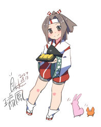 1girl absurdres blush brown_eyes character_name closed_mouth crab dated food grey_hair hakama hakama_shorts headband highres holding holding_plate inica japanese_clothes kantai_collection kimono long_hair muneate nontraditional_miko omelet one-hour_drawing_challenge plate ponytail rabbit red_shorts sandals shorts signature smile socks striped_headband tamagoyaki white_background white_kimono white_socks zuihou_(kancolle)