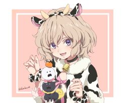 Rule 34 | 1girl, absurdres, animal ears, animal print, bad id, bad twitter id, bell, black choker, black shirt, capelet, chinese zodiac, choker, cow ears, cow horns, cow print, creature, fake animal ears, fake horns, framed, fur-trimmed capelet, fur trim, fuusuke (fusuke208), hair between eyes, highres, horns, iwanaga kotoko, kyokou suiri, light brown hair, looking at viewer, medium hair, neck bell, open mouth, pink background, purple eyes, scrunchie, shirt, smile, traditional youkai, twitter username, upper body, white capelet, wrist scrunchie, year of the ox