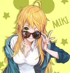Rule 34 | 1girl, adjusting eyewear, ahoge, bad id, bad pixiv id, blonde hair, breasts, character name, cleavage, green background, hoshii miki, idolmaster, idolmaster (classic), long hair, looking over eyewear, lowres, name, name connection, one eye closed, rod (rod4817), simple background, smile, solo, star (symbol), sunglasses