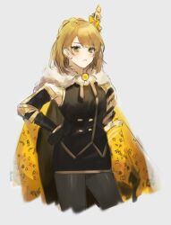 Rule 34 | 1girl, ap5ry, black gloves, black jacket, black skirt, blonde hair, blush, bow, bowtie, cape, closed mouth, crown, detached sleeves, e.g.o (project moon), fur-trimmed cape, fur trim, gauntlets, gloves, gold trim, green eyes, grey background, hair bow, jacket, library of ruina, long sleeves, medium hair, pencil skirt, project moon, simple background, single gauntlet, skirt, solo, tiphereth a (project moon), white bow, white bowtie, yellow bow, yellow cape