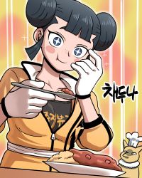 + +, 1girl, :t, bangs, black hair, blunt bangs, blush stickers, chef hat, closed mouth, creatures (company), curry, double bun, eating, food, freckles, game freak, gen 1 pokemon, gloves, grey eyes, grey shirt, hands up, hat, hatted pokemon, holding, holding spoon, hypno, jacket, korean text, master dojo student (pokemon), master dojo uniform, nintendo, nutkingcall, plate, pokemon, pokemon (creature), pokemon (game), pokemon swsh, shirt, smile, spoon, white gloves, white headwear, yellow jacket, zipper pull tab