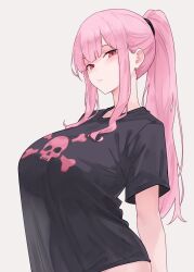 Rule 34 | 1girl, absurdres, black shirt, bluefield, breasts, closed mouth, commentary, english commentary, highres, hololive, hololive english, large breasts, long hair, looking at viewer, mori calliope, pink hair, ponytail, print shirt, red eyes, shirt, shirt overhang, short sleeves, skull and crossbones, solo, virtual youtuber, white background