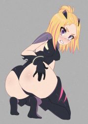 Rule 34 | 1girl, ass, black bodysuit, black thighhighs, blonde hair, blush, bodysuit, breasts, clenched teeth, covered erect nipples, flip flappers, full body, glaring, grey background, headgear, highres, looking at viewer, medium breasts, multicolored hair, purple eyes, red hair, simple background, solo, teeth, thighhighs, yayaka