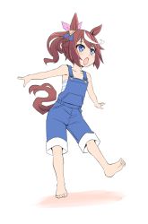 Rule 34 | 1girl, aged down, animal ears, bare arms, bare shoulders, barefoot, blue eyes, bow, brown hair, commentary request, ear ribbon, full body, horse ears, horse girl, horse tail, looking to the side, medium hair, multicolored hair, open mouth, overalls, simple background, soles, solo, split, standing, standing on one leg, standing split, streaked hair, tail, tokai teio (umamusume), tonpuu, umamusume, white background